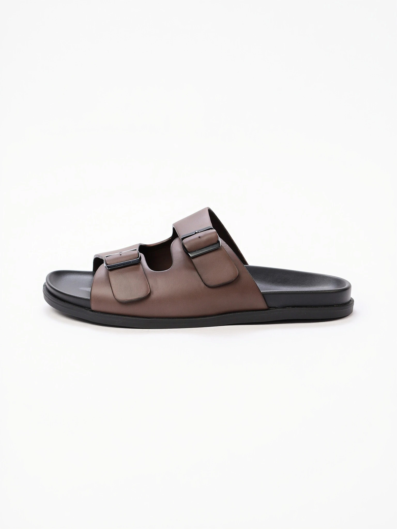 Сланцы коричневого цвета на низкой подошве